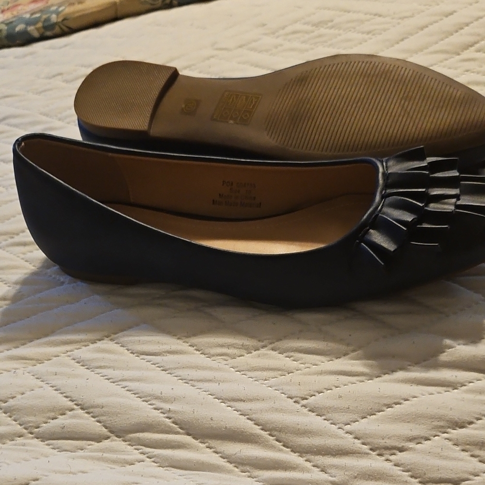 Elegant Navy Ruffle Flats - Picture 2 of 5